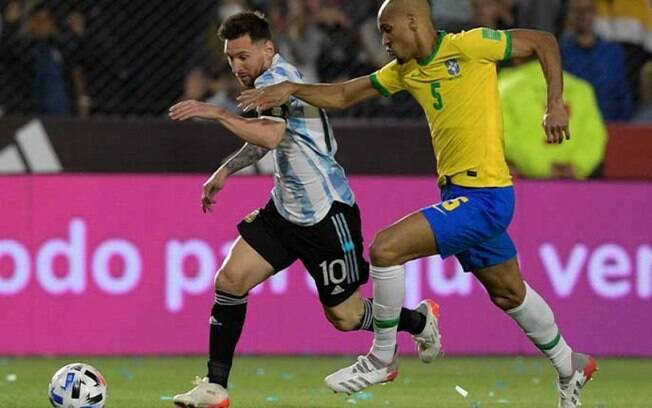 Na ausência de Casemiro, Fabinho 'anula' Messi e comanda o meio-campo do Brasil contra a Argentina