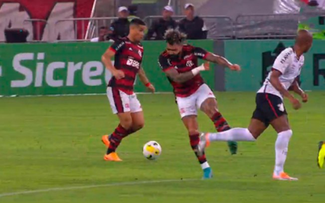Gabigol chutou Fernandinho no jogo de ida das quartas da Copa do Brasil