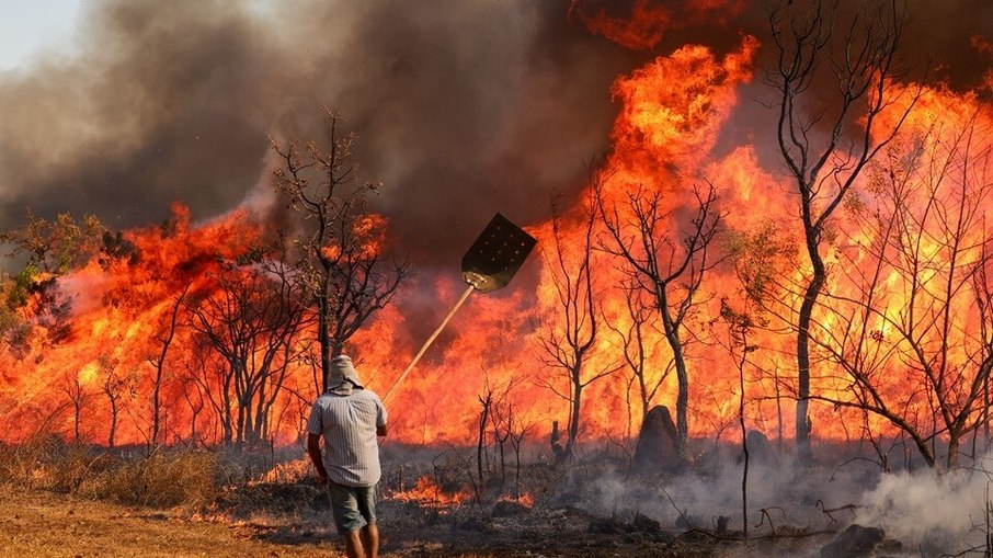 Incêndio de grandes proporções atingiu o Parque Nacional de Brasília no último domingo. Bombeiros e populares tentavam conter as chamas