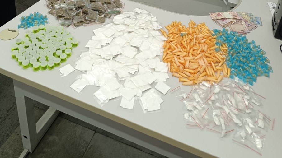 Os policiais encontraram aproximadamente mil porções de substâncias já preparadas para a venda