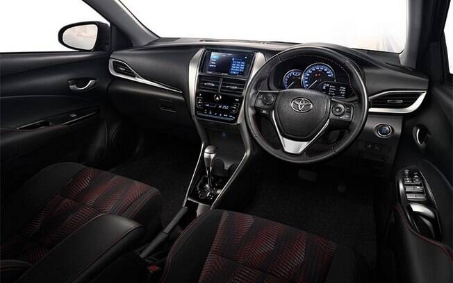 No interior, fica claro que o novo Yaris Sedan tem desenho parecido com o do Corolla. Até o volante é igual