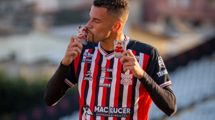 Na comemoração de um dos gols, Vinícius Caveira homenageou a sobrinha Stella, que faleceu com 2 anos e 5 meses. Na comemoração de um dos gols, Vinícius Caveira homenageou a sobrinha Stella, que faleceu com 2 anos e 5 meses.