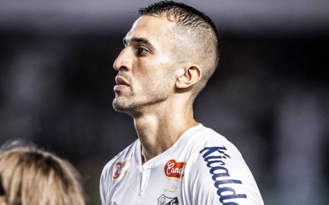 João Schmidt ganha titularidade no Santos João Schmidt ganha titularidade no Santos