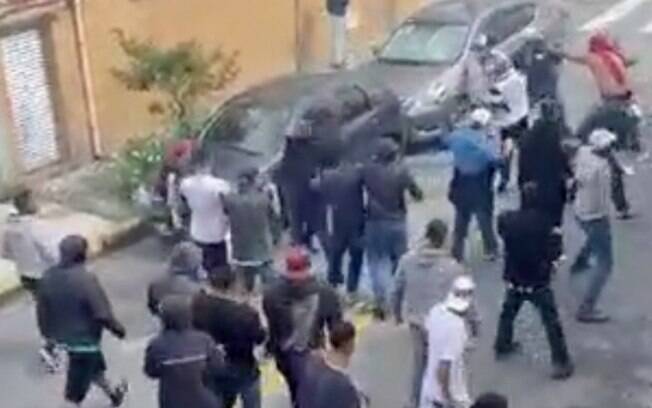 Torcedores de Santos e Coritiba entram em confronto no entorno da Vila Belmiro Torcedores de Santos e Coritiba entram em confronto no entorno da Vila Belmiro