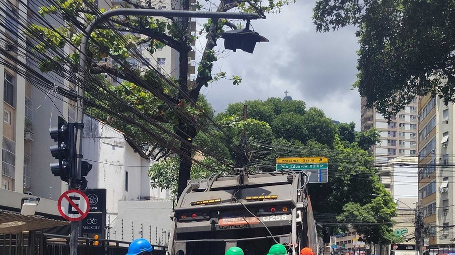 A força da água entortou um semáforo da rua na esquina com a Barão de Lucena A força da água entortou um semáforo da rua na esquina com a Barão de Lucena