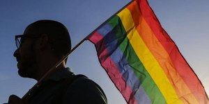 Exclusão de pessoas LGBTQIAPN+ do mercado de trabalho custa R$ 94 bilhões por ano