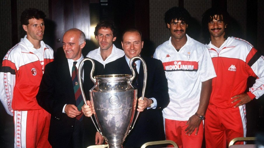 Sacchi, ao lado de Van Basten, Baresi, Berlusconi, Rijkaard e Gullit, celebrando o título da Copa Europeia Sacchi, ao lado de Van Basten, Baresi, Berlusconi, Rijkaard e Gullit, celebrando o título da Copa Europeia