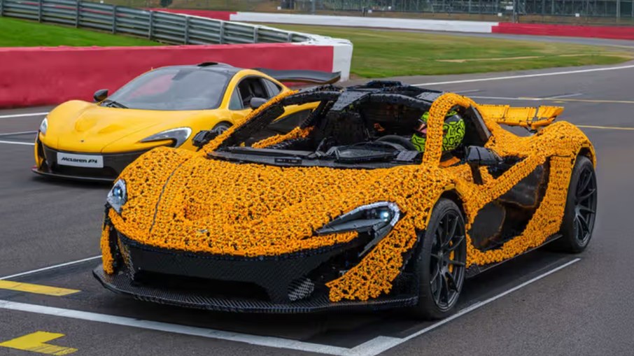 McLaren P1, “de verdade” e de Lego, lado a lado (Divulgação/Lego)