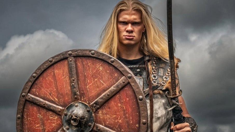 Haaland é vestido de vinking na seleção da Noruega