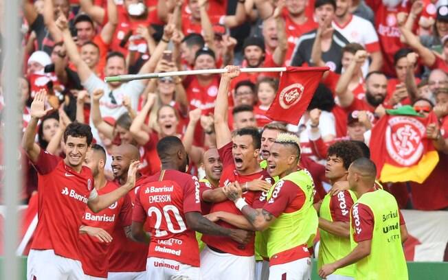 Jogadores do Internacional comemoram gol de Leandro Damião em vitória sobre o São Paulo pela 29ª rodada do Brasileirão