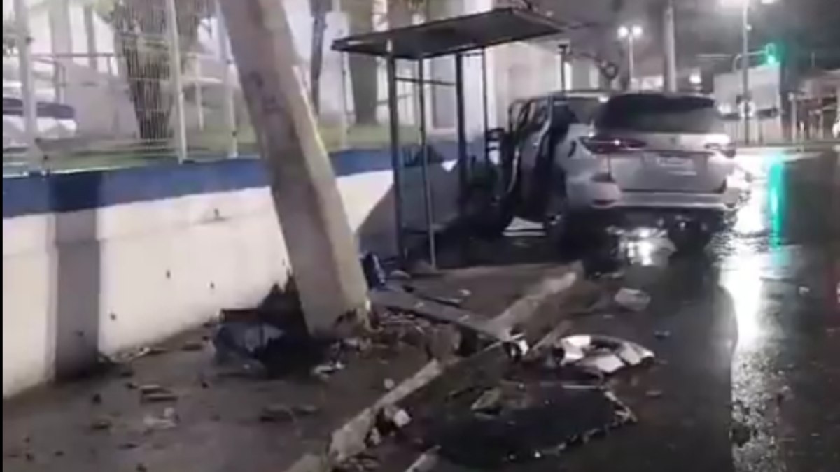 ‘Caveirão do crime’ bate em muro e é achado pela PM no Rio - QTU Questões do Universo