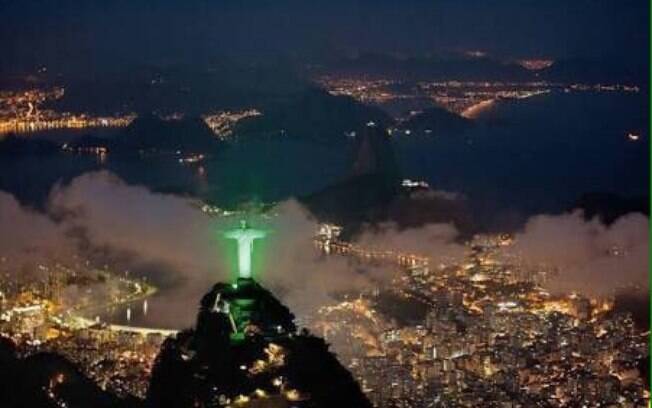 Cristo Redentor de verde em homenagem à Chapecoense