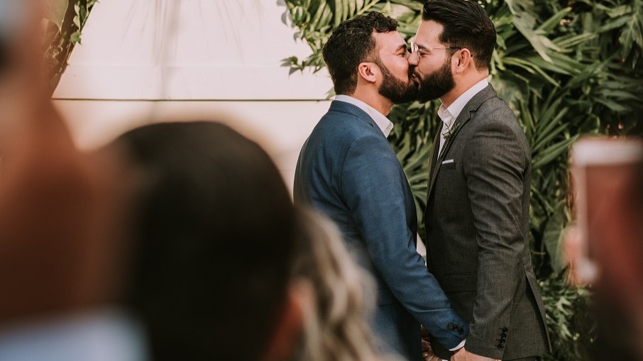 Mais de 12 mil casamentos homoafetivos ocorreram no Brasil em 2022, segundo a Associação Nacional dos Registradores de Pessoas Naturais, que responde pelos cartórios