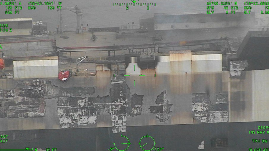 Guarda Costeira dos Estados Unidos divulgou imagens do navio incendiado Guarda Costeira dos Estados Unidos divulgou imagens do navio incendiado