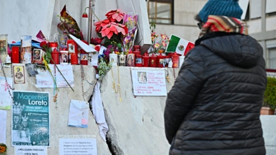 Fiel reza diante do Hospital Gemelli, em Roma, onde o papa Francisco está internado desde 14 de fevereiro Fiel reza diante do Hospital Gemelli, em Roma, onde o papa Francisco está internado desde 14 de fevereiro