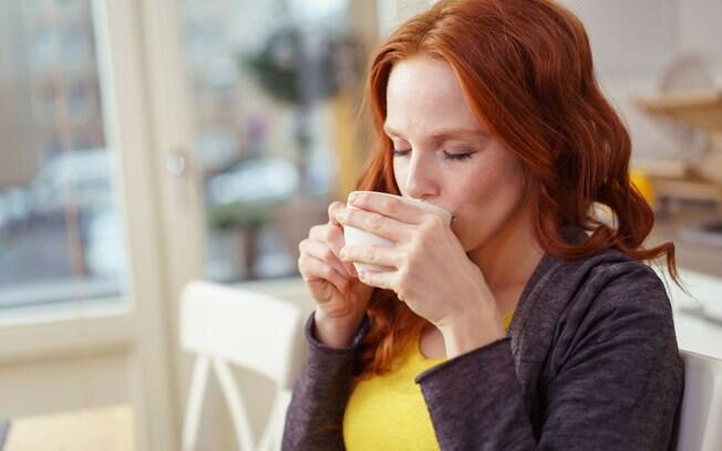 Excesso de café e bebidas alcoólicas podem alterar a lubrificação feminina, influenciando no prazer