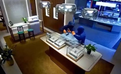 Vídeo: ladrões quebram vidros de loja e roubam joias