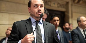 Carlos Bolsonaro renuncia a cargo de vereador e mira Senado