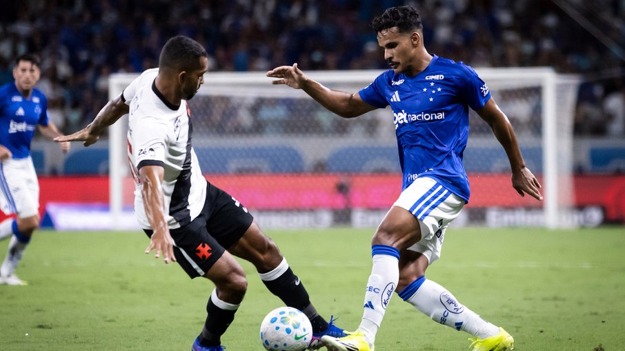 Kaiki, do Cruzeiro, durante partida contra o Vasco no Brasileirão 