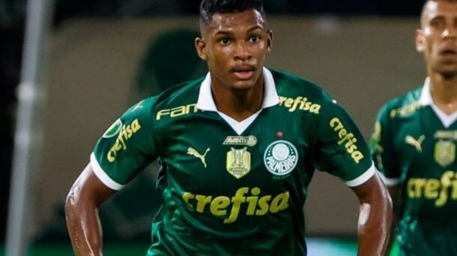 Liverpool e Arsenal monitoram Luis Guilherme; Palmeiras se blinda com multa astronômica