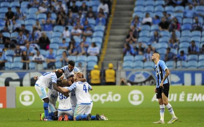 Jogadores do Avaí comemoram, enquanto Luan, do Grêmio, lamenta resultado negativo em casa