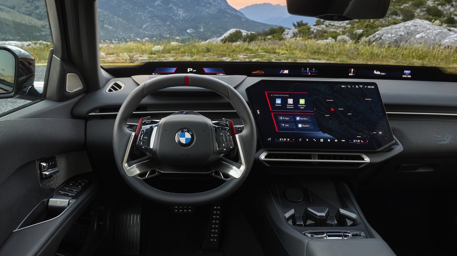 M350 xDrive recebe volante M com aro achatado e central multimídia voltada para o motorista.