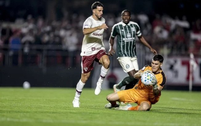 Calleri disputa bola com o goleiro do Coxa Calleri disputa bola com o goleiro do Coxa