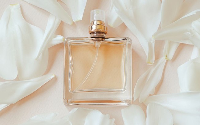 Fique cheirosa pagando pouco: 5 perfumes que grudam na pele são baratos