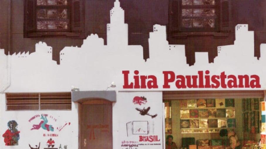 Laura iniciou sua carreira em São Paulo participando de festivais; o primeiro festival do qual participou aconteceu no Lira Paulistana, importante teatro na história da cultura da capital paulista