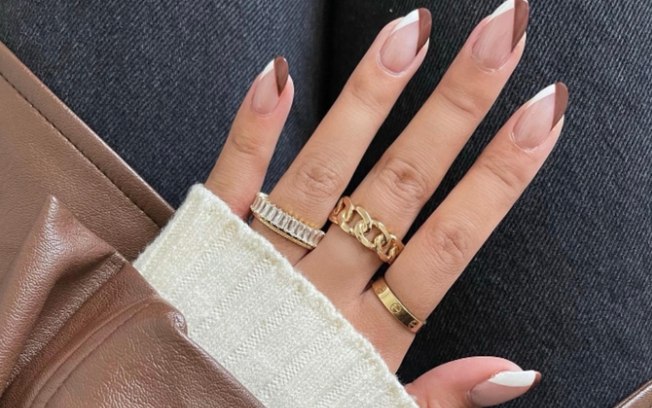 8 unhas decoradas no marrom Mocha Mousse, cor de 2025 da Pantone