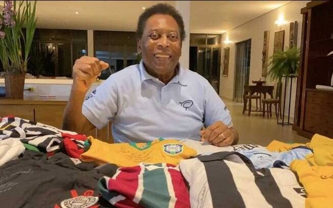 Pelé recebe alta após ser internado para continuar tratamento de tumor