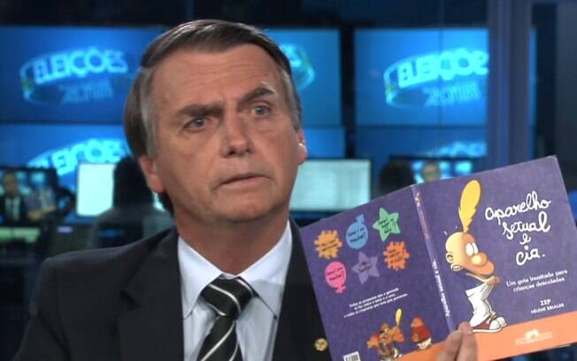 No Jornal Nacional, Bolsonaro exibiu livro 