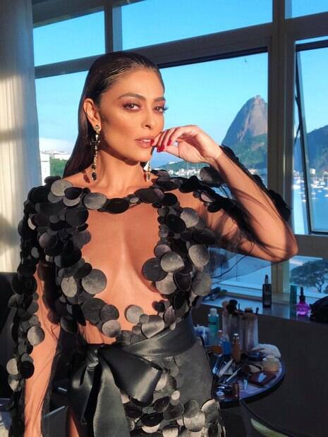 Juliana Paes arrasa com vestido decotado em evento de carnaval no Rio de Janeiro! A atriz é rainha de bateria da escola Grande Rio em 2019