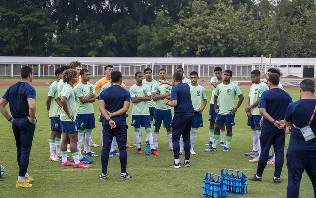 Phelipe Leal dá as instruções aos jogadores da Seleção Sub-17  antes do treino final para o jogo com a Nova Caledônia
