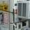 Refrigerador quebrou? Porque mandar para o conserto se você acoplar um ar condicionado ao aparelho? É, provavelmente isso não deu certo.... Foto: Reprodução/Internet