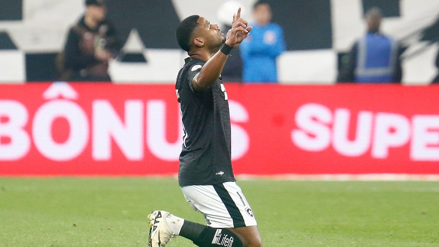 Júnior Santos comemora ao marcar o gol da vitória do Botafogo sobre o Corinthians