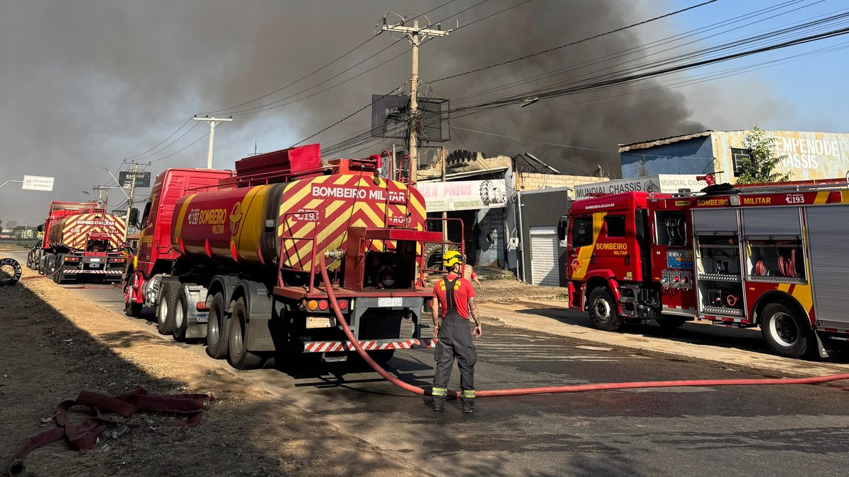 Corpo de Bombeiros trabalha no combate às chamas Corpo de Bombeiros trabalha no combate às chamas
