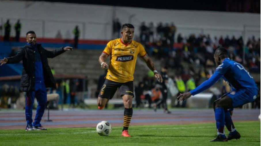 Mario Pineida em ação com a camisa do Barcelona de Guayaquil