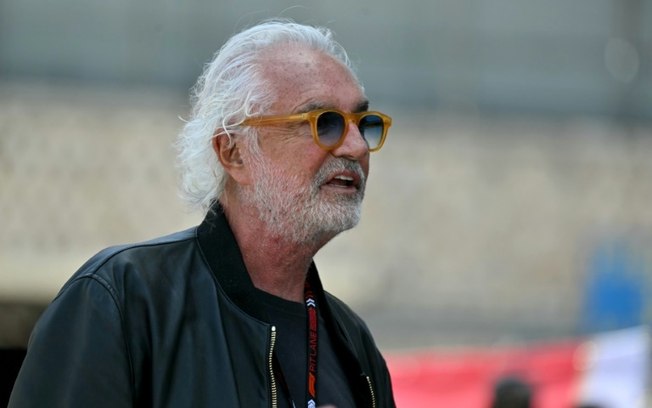 Flavio Briatore caminha pelo pit lane do circuito urbano de Monte Carlo antes do último Grande Prêmio de Fórmula 1 de Mônaco, em 26 de maio de 2024, no principado