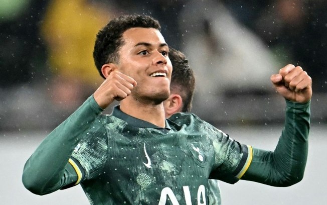 Brennan Johnson comemora após marcar na vitória do Tottenham sobre o Ferencvaros por 2 a 1 nesta quinta-feira, pela Liga Europa