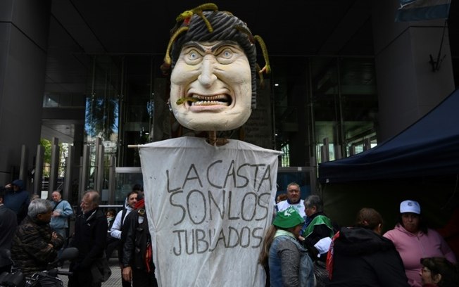 Protesto contra a medidas propostas pelo presidente Javier Milei