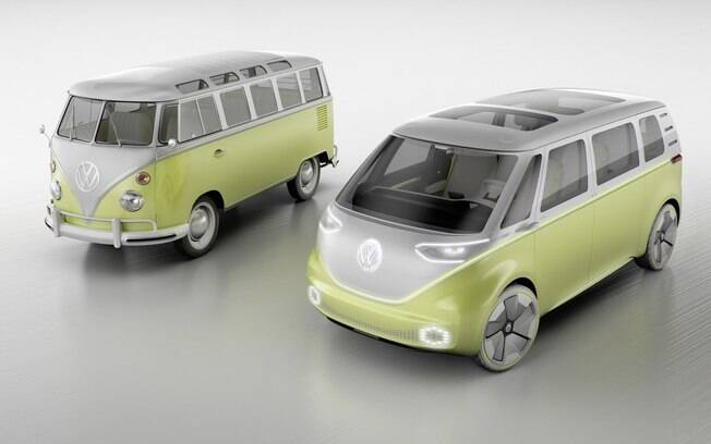 Volkswagen Kombi original ao lado do I.D. Buzz, que deverá chegar ao mercado a partir de 2020, com emissão zero 