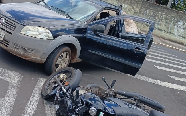 Idosa sem CNH bate com picape em moto no Jardim das Roseiras Idosa sem CNH bate com picape em moto no Jardim das Roseiras