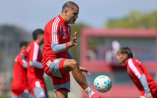 Eduardo Baptista reúne jogadores para passar instruções