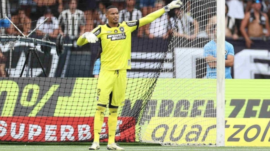 Manchester United e Tottenham brigam pela contratação do John, goleiro do Botafogo