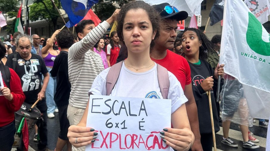 Manifestante em Belo Horizonte protestando contra a escala 6x1