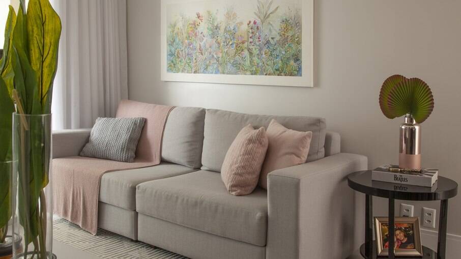Muitas vezes, um sofá menor pode ser a escolha perfeita – como visto nesse projeto da Tesak Arquitetura.