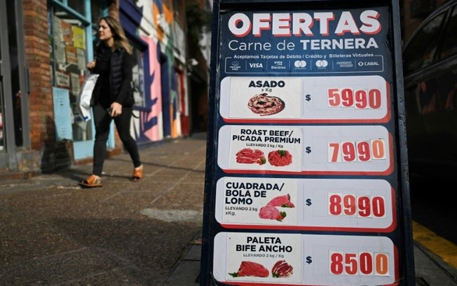 Tabela com preços de vários cortes de carne em uma rua de Buenos Aires, em 13 de junho de 2024