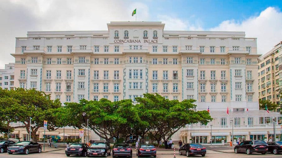 O hotel Copacabana Palace tem mais de 100 anos e é um marco da praia de mesmo nome