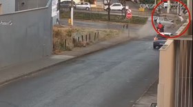 Vídeo: motorista bêbado bate em moto e joga garupa